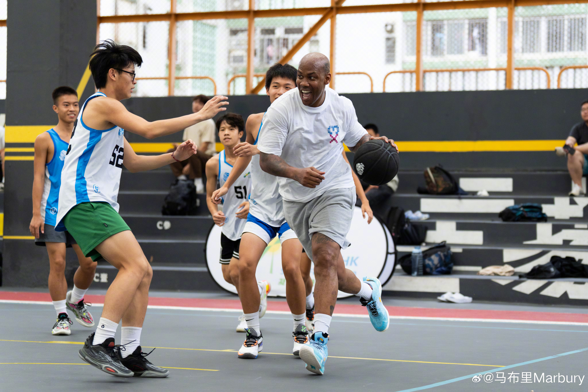 篮球明星球员在社交媒体上互动热烈